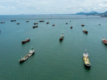 Iran počeo propuštati tankere kroz Hormuz usprkos napadima