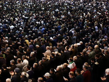 Hiljade Iranaca klanjale bajram-namaz na otvorenom u Teheranu i dočekalo Ramazanski bajram