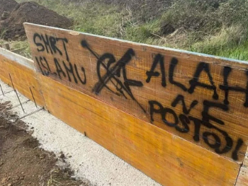 Gradilište Islamskog centra u Zadru išarano uvredljivim grafitima i porukama mržnje