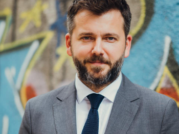 Zuhrić optužio vlast u Kantonu Sarajevo za skrivanje ugovora o reklamiranju u javnom prijevozu