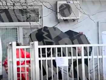 Dječak-ubica Kosta Kecmanović izveden iz psihijatrije: Policija ga krila kišobranima