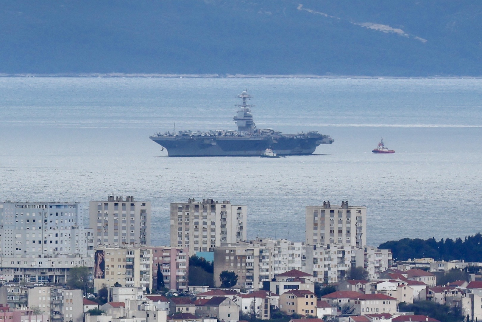 Najveći američki nosač aviona stigao na opravku u Split - slika 1