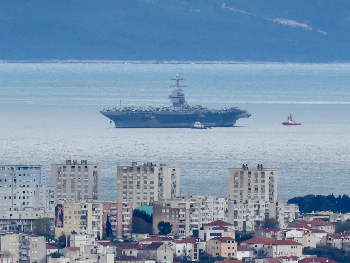 Najveći američki nosač aviona stigao na opravku u Split
