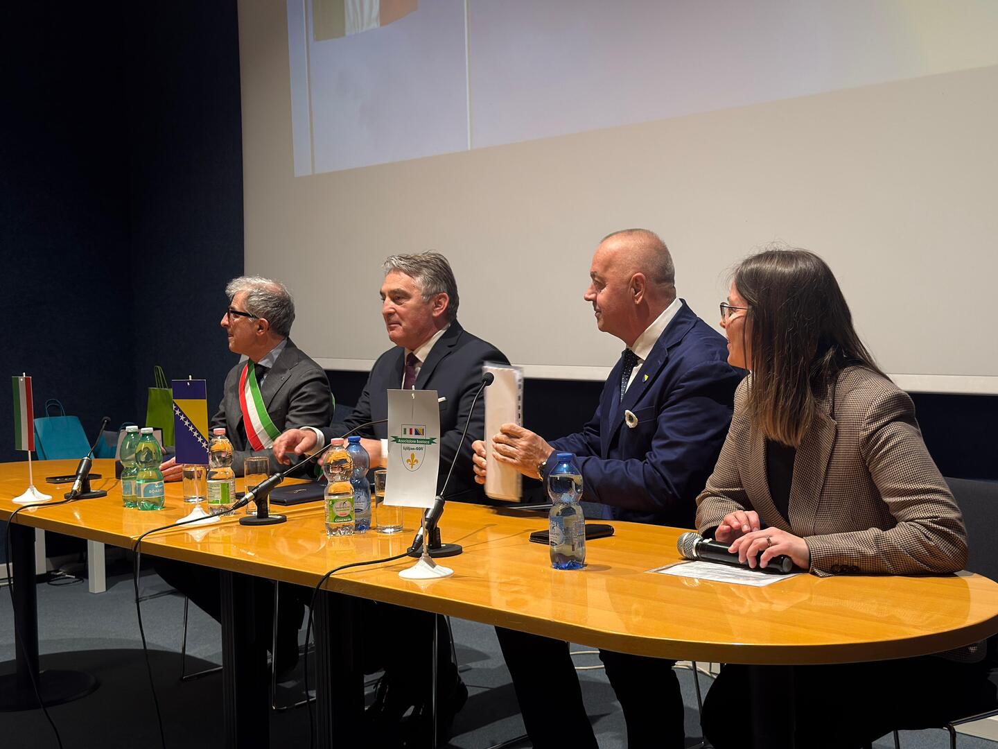 Komšić u Italiji: 'Volimo vas, ali ćemo vas pobijediti' - slika 4