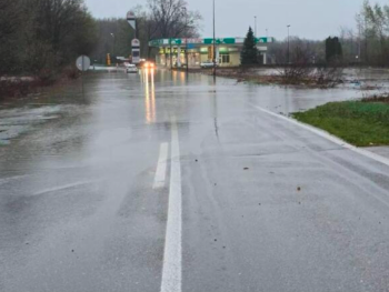 Poteškoće na cestama širom BiH: Voda i snijeg usporili saobraćaj