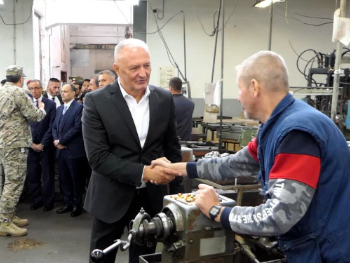 Helez pobjesnio: Napao američke partnere, prijeti tužbama...