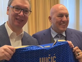 Vučić pozirao sa dresom Italije