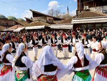 Kulturno-umjetnička društva darovala Sarajlijama svečani defile povodom 6. aprila