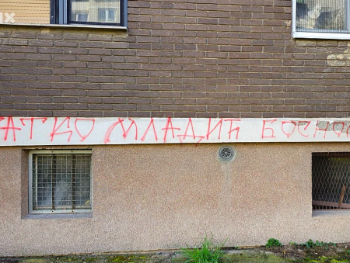 Tokom noći na zgradi ispisani grafiti "Ratko Mladić Bosnom harao"