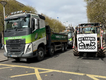 Građani u Irskoj traktorima i kamionima blokiraju ulice zbog cijena goriva