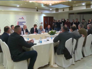 Mala bara, puno krokodila: Opozicija Rs-a u borbi za pozicije