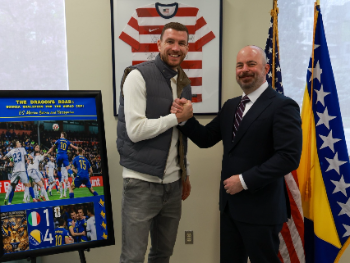 Džeko u Ambasadi SAD: "Haj’mo BiH! Haj’mo SAD!"