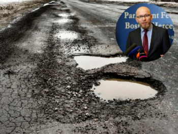 Dok građani pune budžete, milijarde nestaju u rupama na cesti
