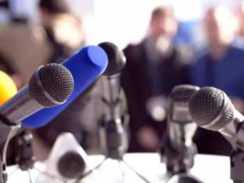 Dobro, udali smo Melinu, šta ćemo sad, kolege novinari?