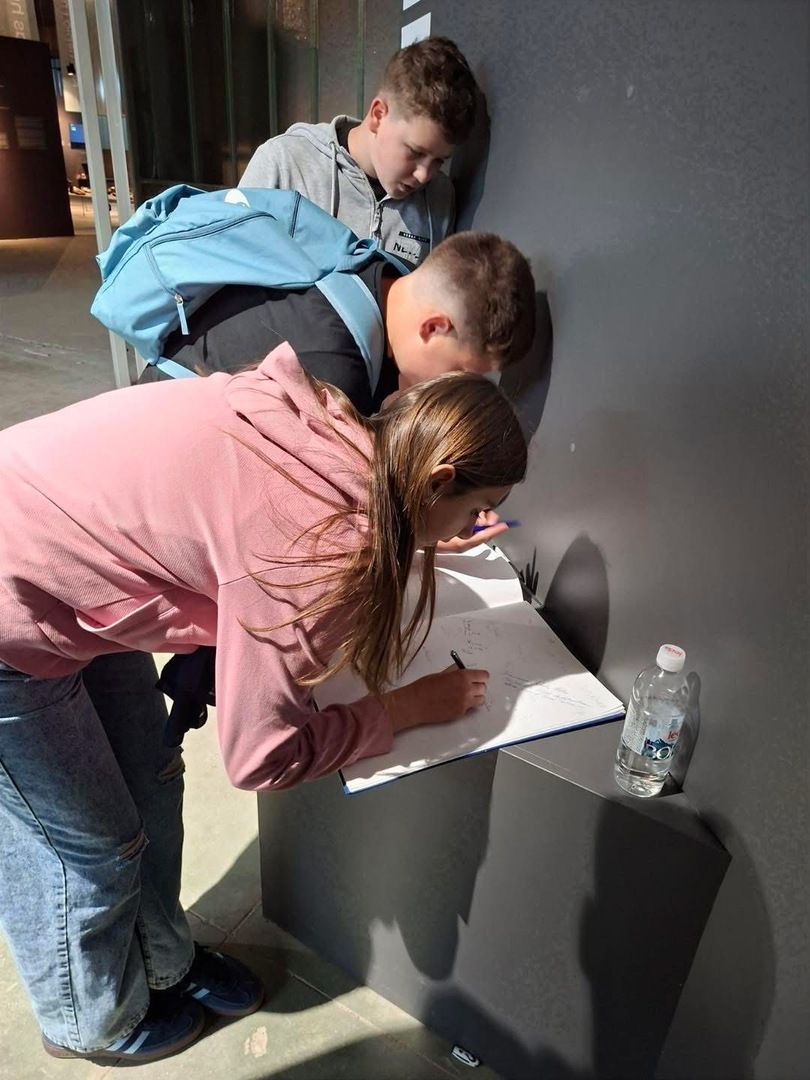 Učenici Prve osnovne škole Stolac posjetili Memorijalni centar Srebrenica – Potočari - slika 15