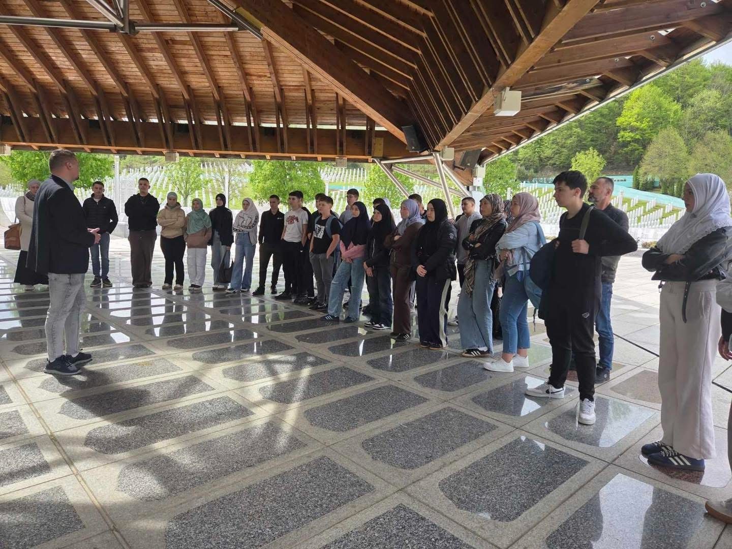 Učenici Prve osnovne škole Stolac posjetili Memorijalni centar Srebrenica – Potočari - slika 16