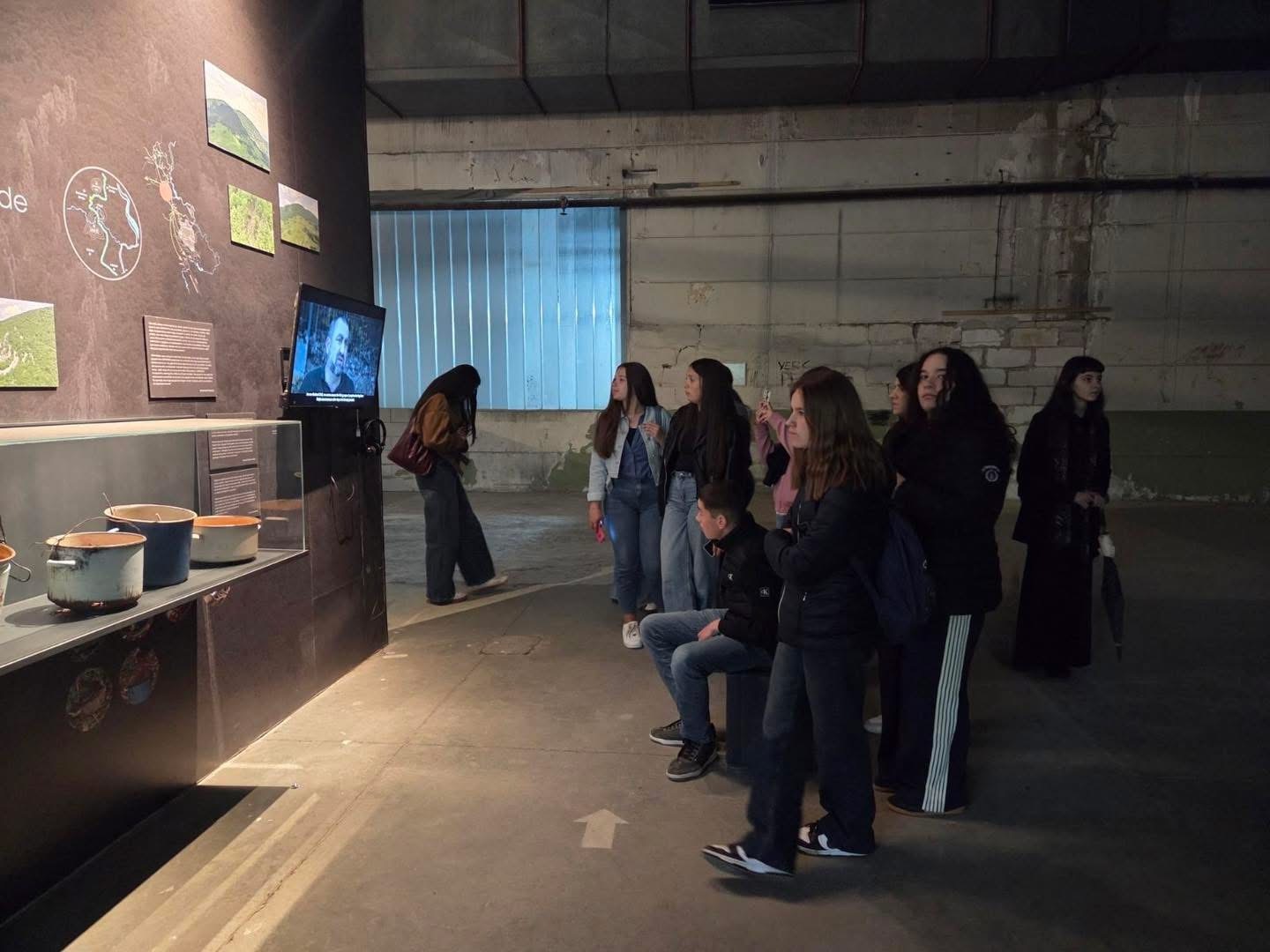 Učenici Prve osnovne škole Stolac posjetili Memorijalni centar Srebrenica – Potočari - slika 9