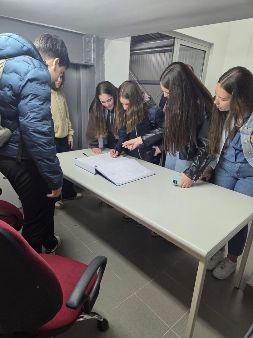 Učenici Prve osnovne škole Stolac posjetili Memorijalni centar Srebrenica – Potočari - slika 4