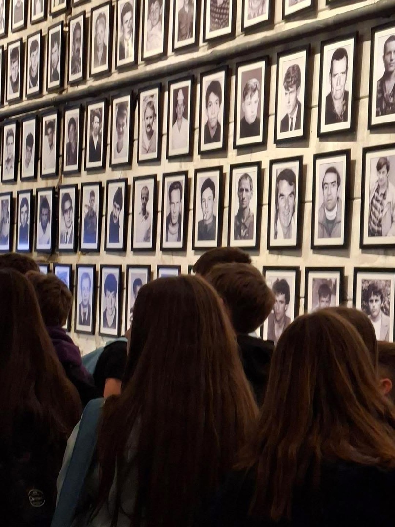 Učenici Prve osnovne škole Stolac posjetili Memorijalni centar Srebrenica – Potočari - slika 8