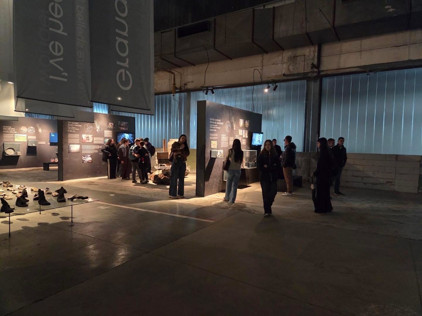 Učenici Prve osnovne škole Stolac posjetili Memorijalni centar Srebrenica – Potočari - slika 12